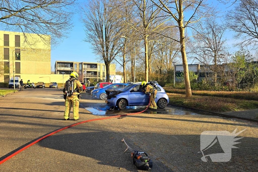 Auto zwaar beschadigd door brand