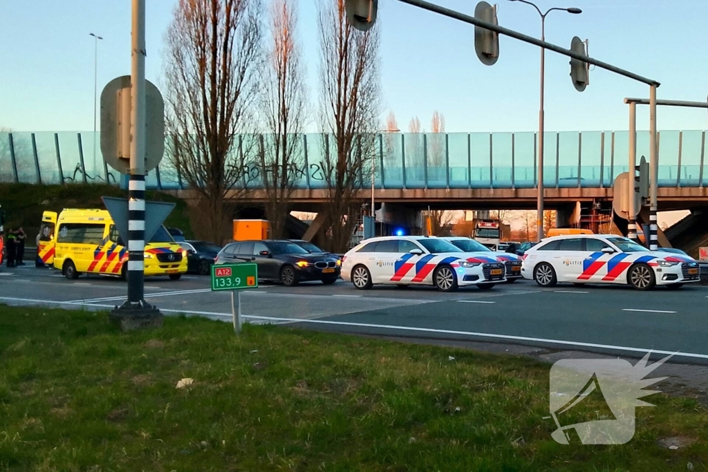 Auto ramt stilstaande vrachtwagen bij vluchtpoging