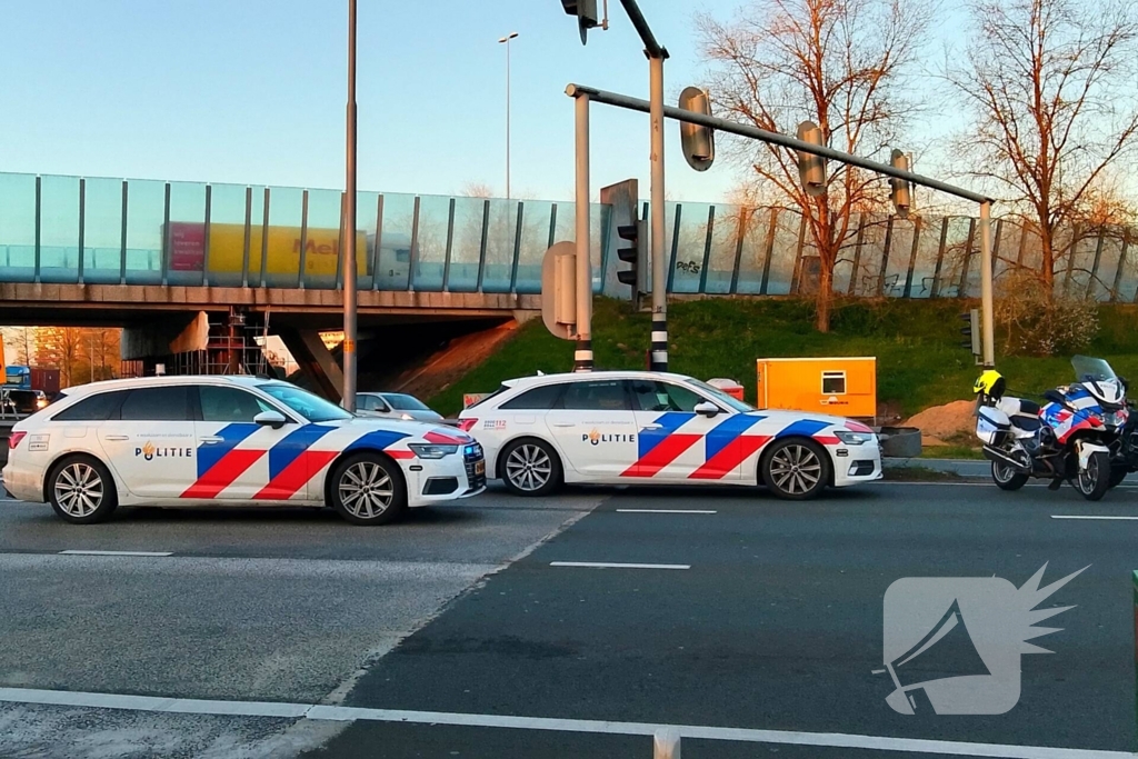 Auto ramt stilstaande vrachtwagen bij vluchtpoging