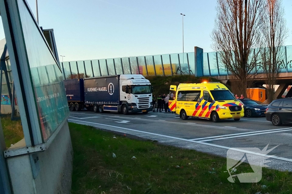 Auto ramt stilstaande vrachtwagen bij vluchtpoging
