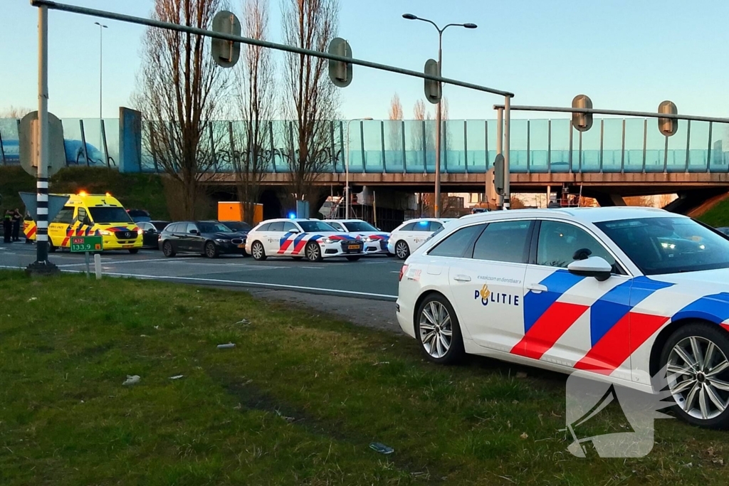 Auto ramt stilstaande vrachtwagen bij vluchtpoging