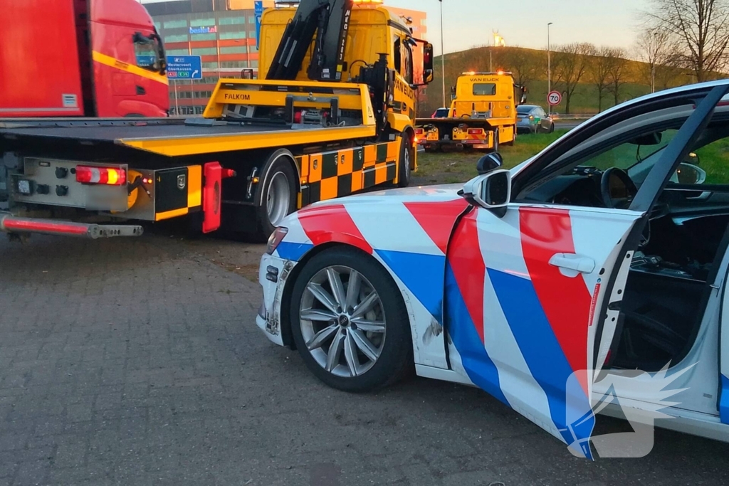 Auto ramt stilstaande vrachtwagen bij vluchtpoging