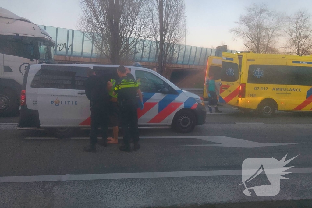 Auto ramt stilstaande vrachtwagen bij vluchtpoging