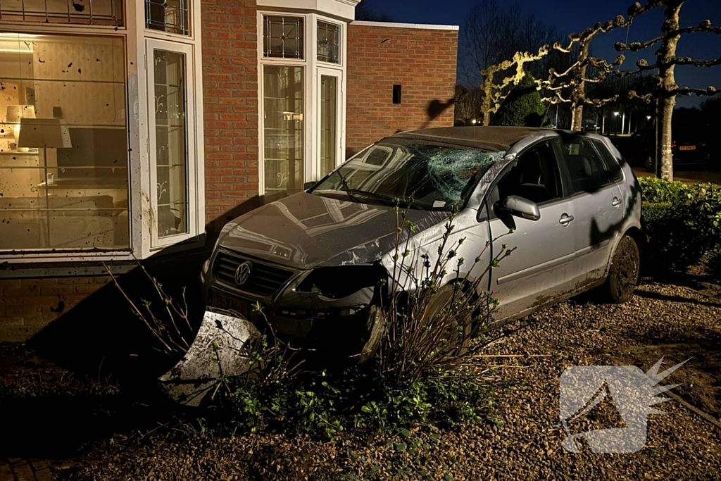 Automobilist onder invloed slaat over de kop en belandt in voortuin