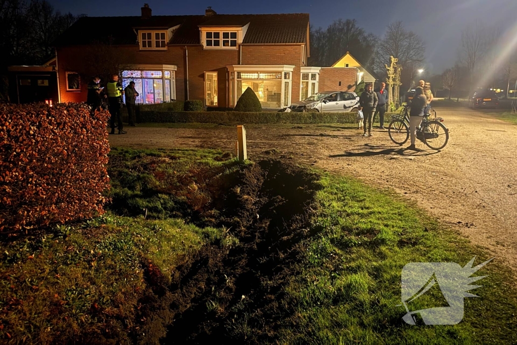 Automobilist onder invloed slaat over de kop en belandt in voortuin