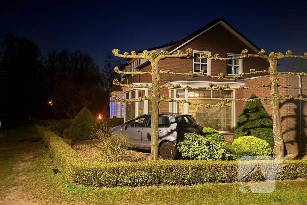 Automobilist onder invloed slaat over de kop en belandt in voortuin