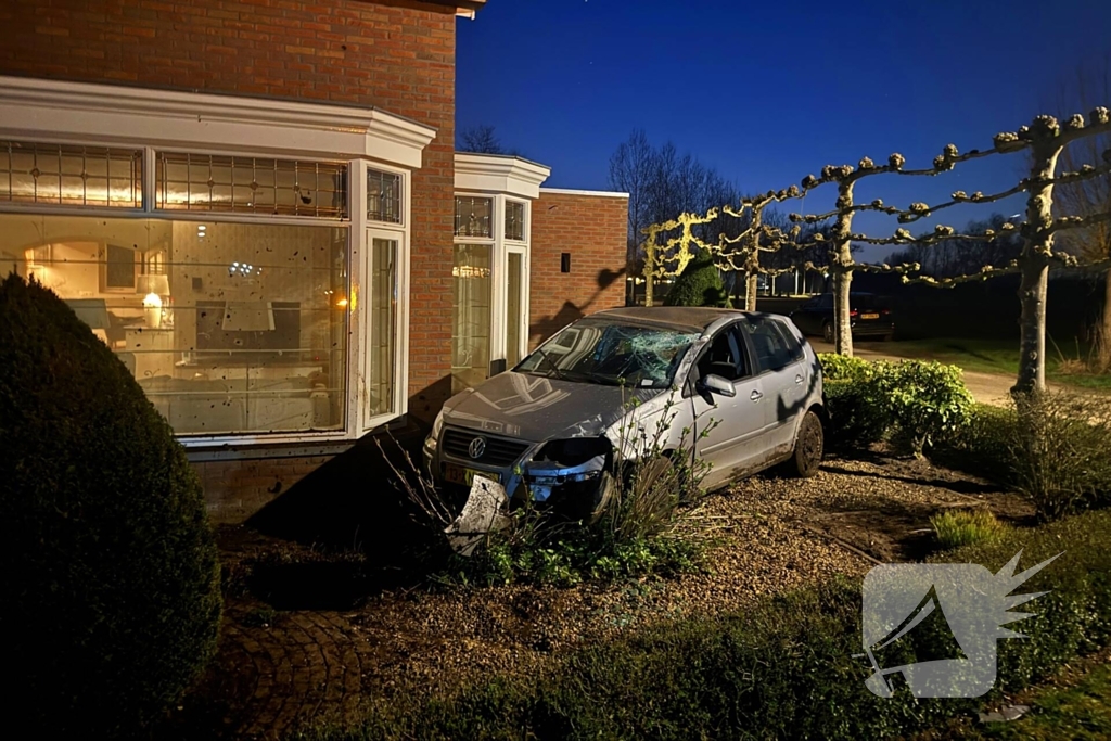 Automobilist onder invloed slaat over de kop en belandt in voortuin