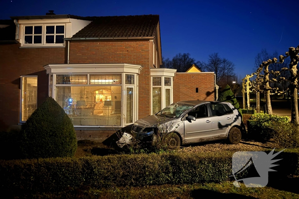 Automobilist onder invloed slaat over de kop en belandt in voortuin