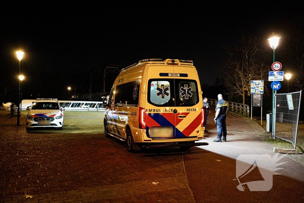 Vrouw fietst tegen afzetting en raakt gewond