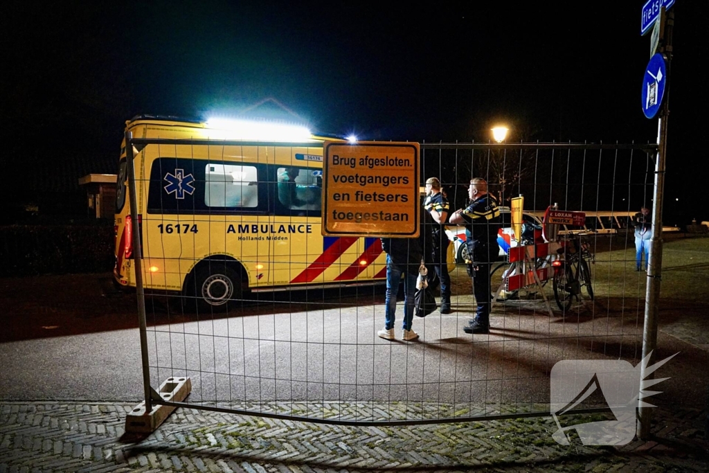 Vrouw fietst tegen afzetting en raakt gewond