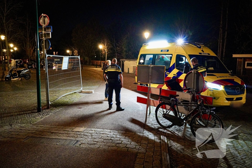 Vrouw fietst tegen afzetting en raakt gewond
