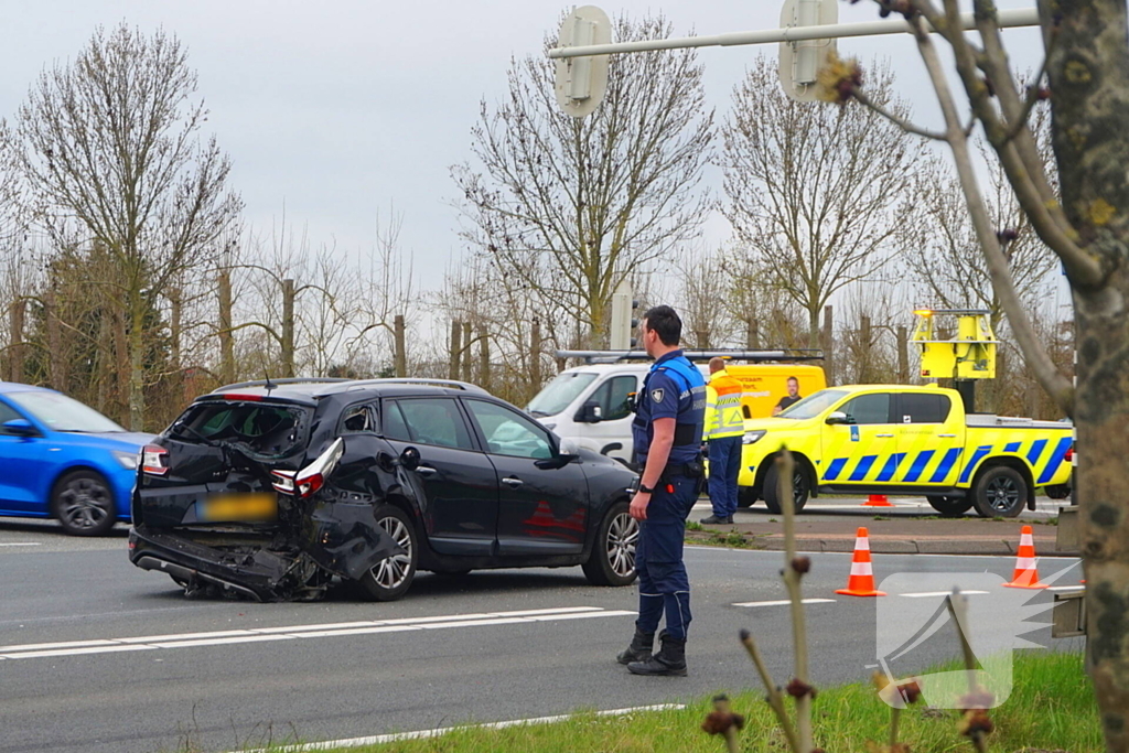 Veel schade bij aanrijding tussen twee voertuigen