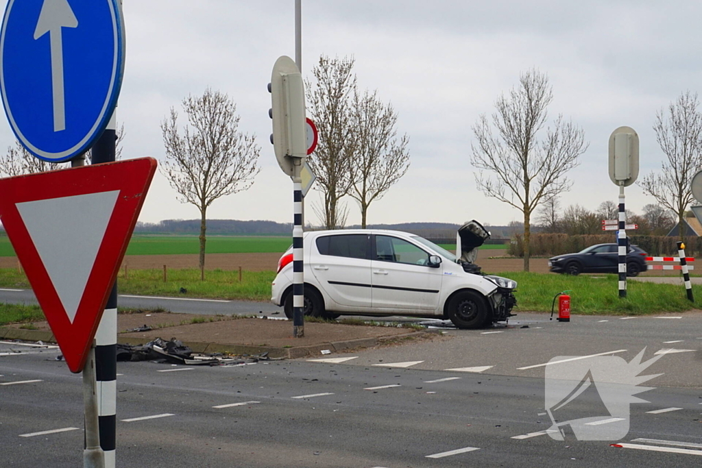 Veel schade bij aanrijding tussen twee voertuigen
