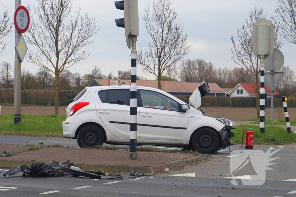 Veel schade bij aanrijding tussen twee voertuigen