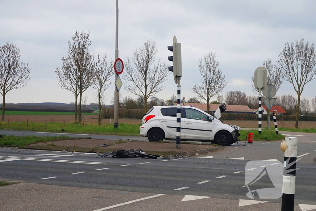 Veel schade bij aanrijding tussen twee voertuigen
