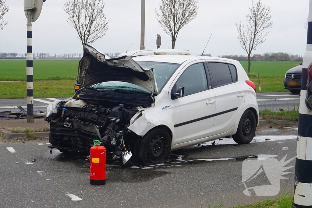 Veel schade bij aanrijding tussen twee voertuigen