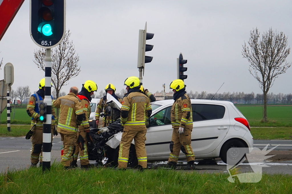 Veel schade bij aanrijding tussen twee voertuigen