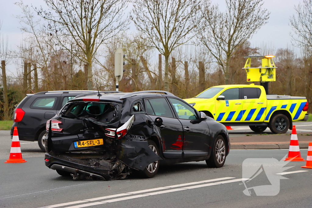 Veel schade bij aanrijding tussen twee voertuigen