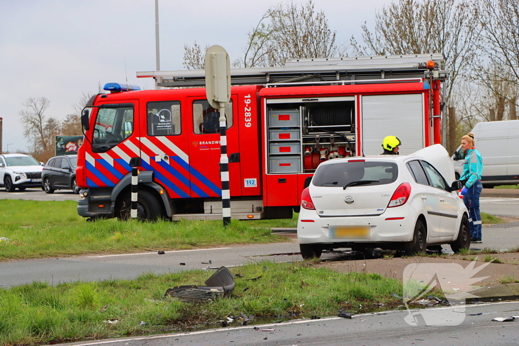 Veel schade bij aanrijding tussen twee voertuigen