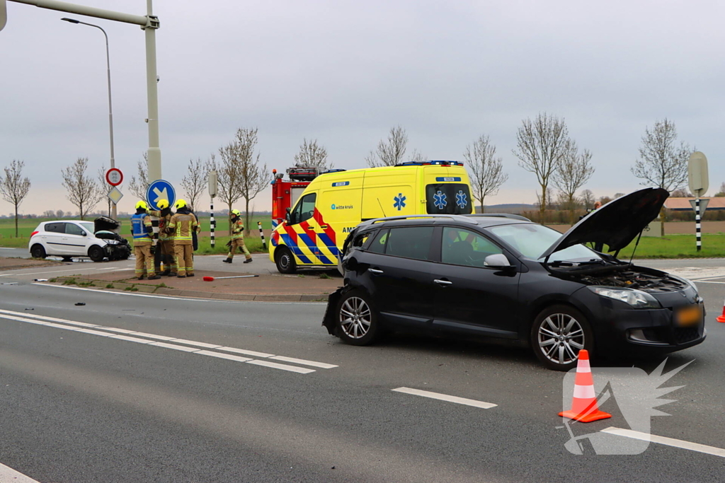 Veel schade bij aanrijding tussen twee voertuigen