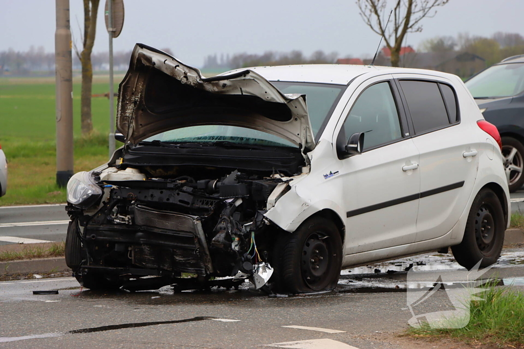Veel schade bij aanrijding tussen twee voertuigen