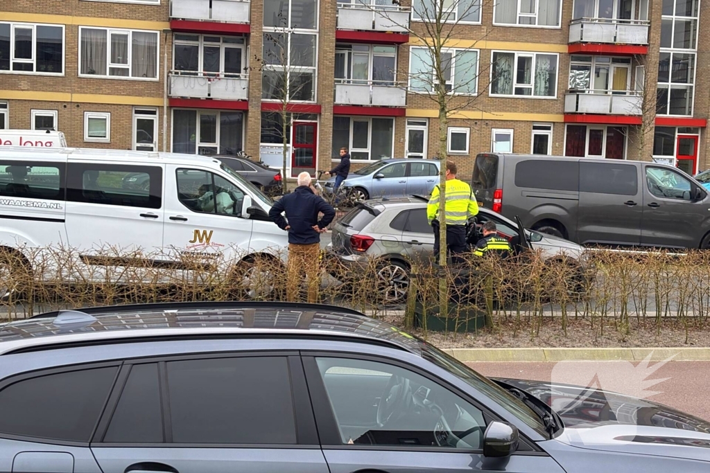 Taxibus klapt achterop personenauto