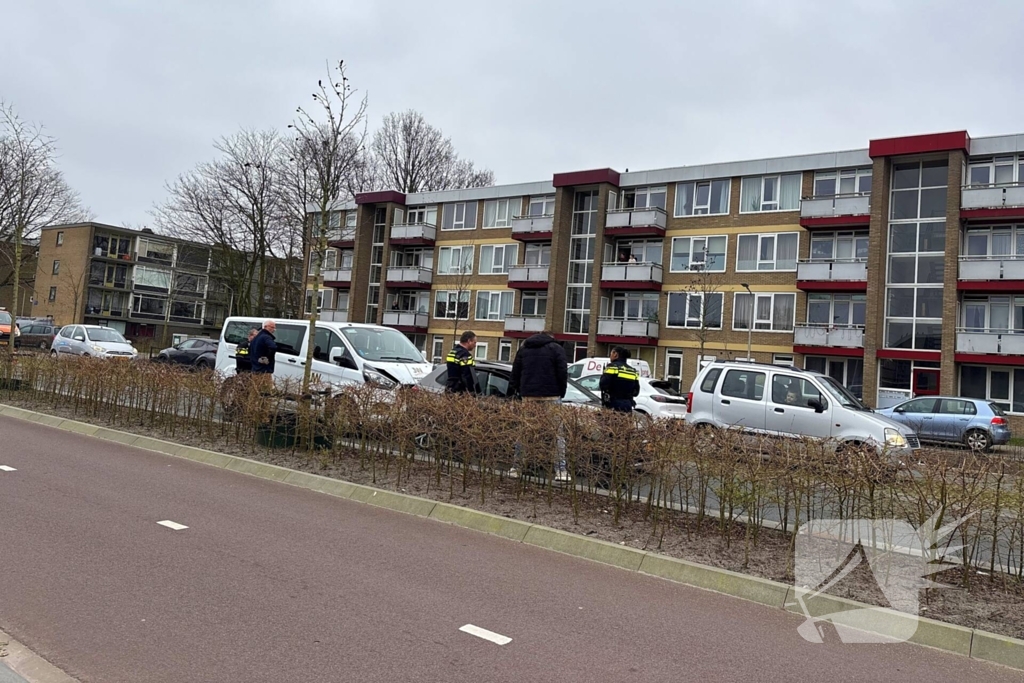 Taxibus klapt achterop personenauto