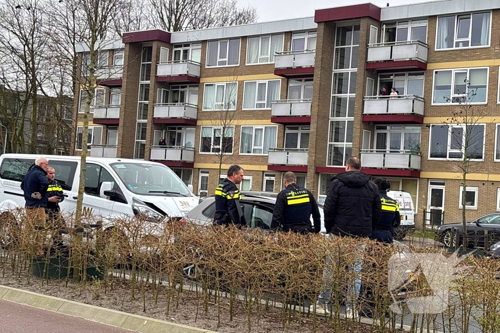Taxibus klapt achterop personenauto