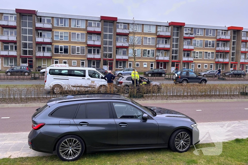 Taxibus klapt achterop personenauto