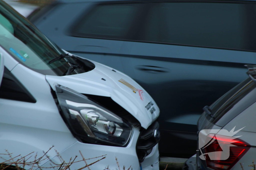 Taxibus klapt achterop personenauto