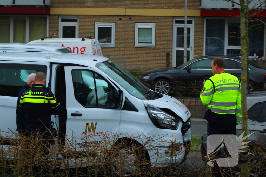 Taxibus klapt achterop personenauto