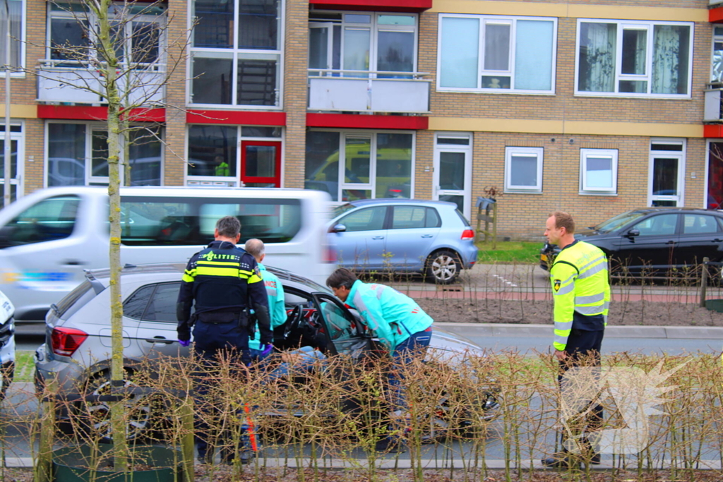 Taxibus klapt achterop personenauto