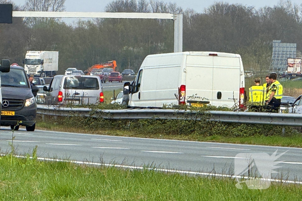 Flinke schade bij aanrijding tussen twee bestelbussen