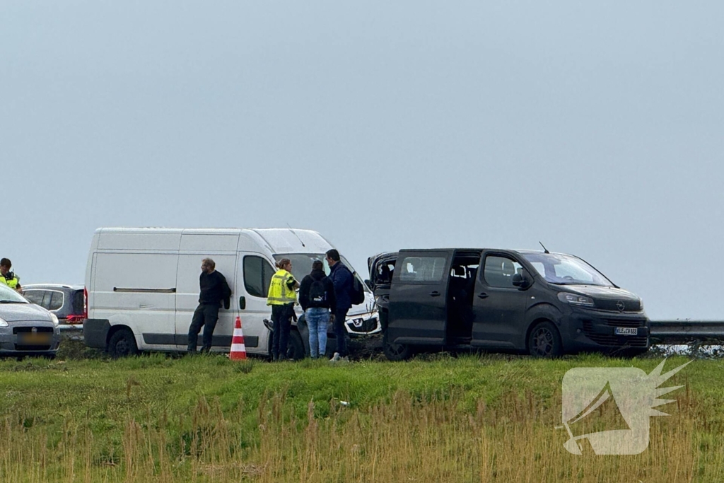 Flinke schade bij aanrijding tussen twee bestelbussen