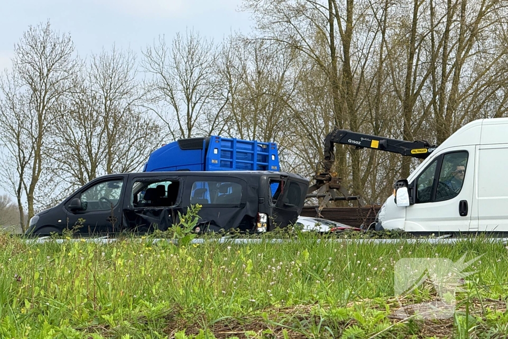 Flinke schade bij aanrijding tussen twee bestelbussen