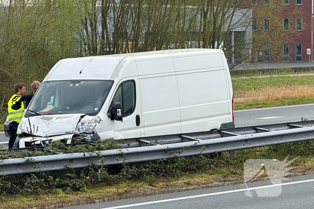 Flinke schade bij aanrijding tussen twee bestelbussen