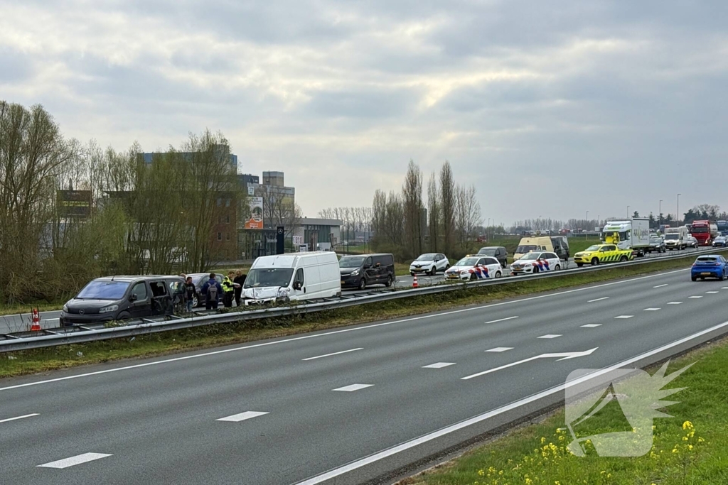 Flinke schade bij aanrijding tussen twee bestelbussen