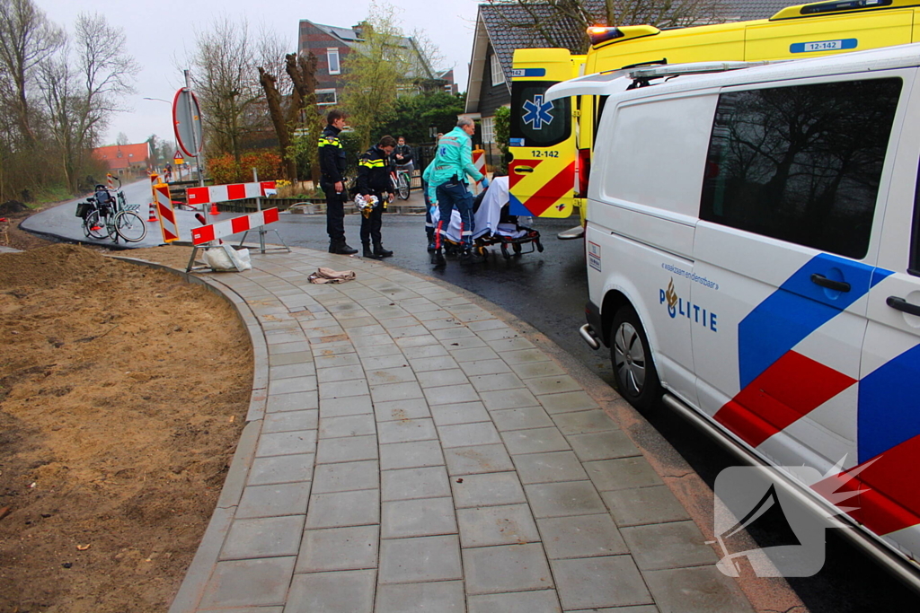 Fietser onderuit op glad wegdek