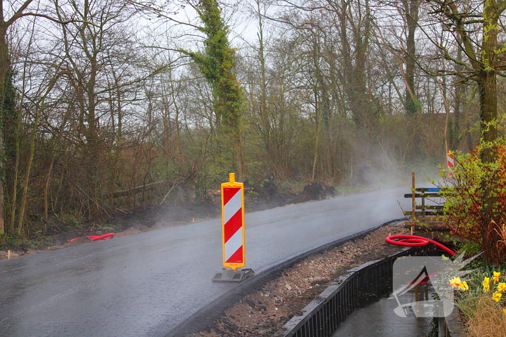 Fietser onderuit op glad wegdek