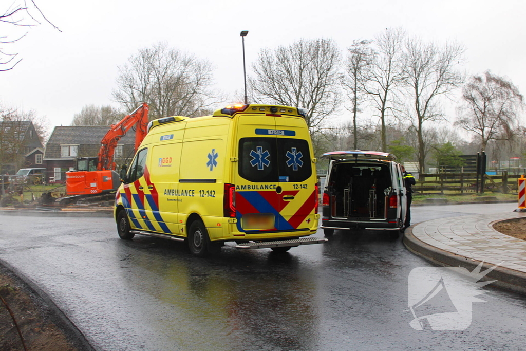 Fietser onderuit op glad wegdek