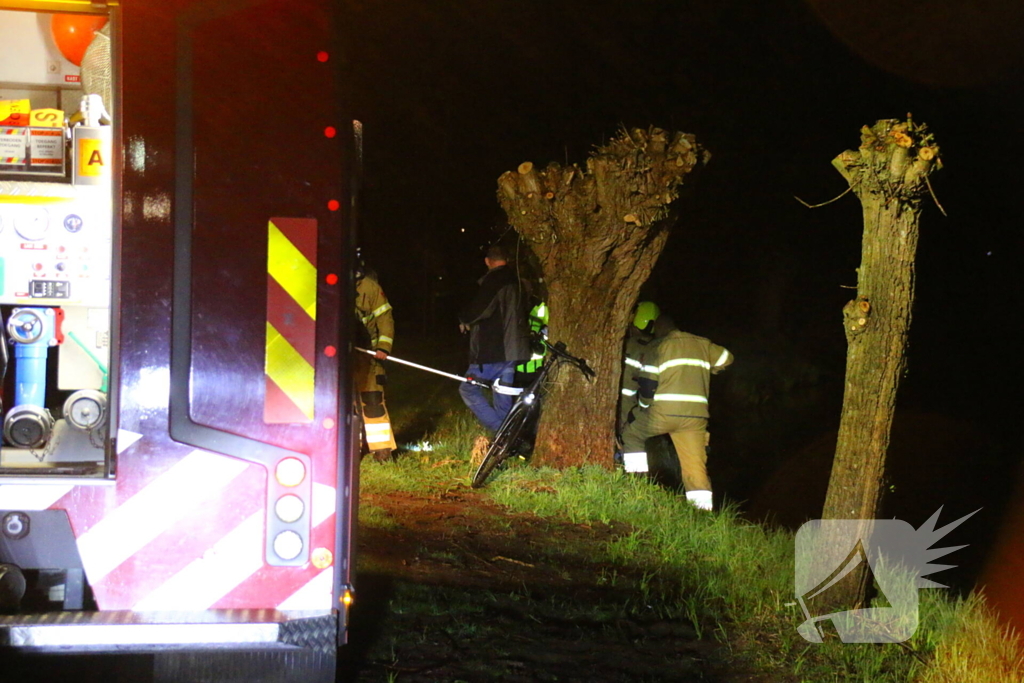 Man op fiets raakt te water