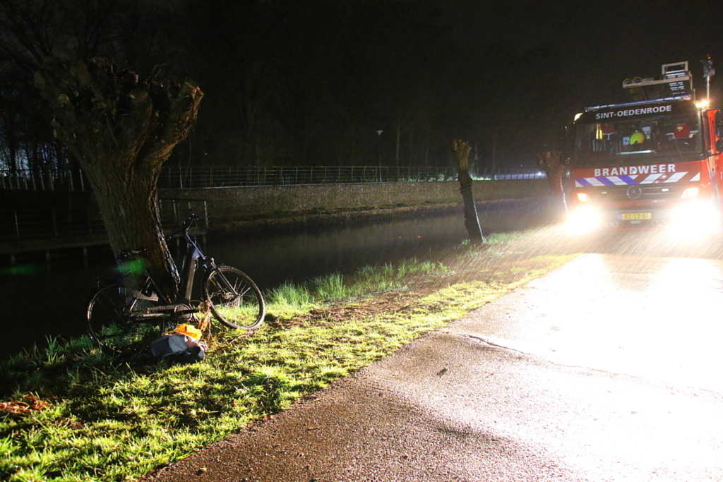 Man op fiets raakt te water