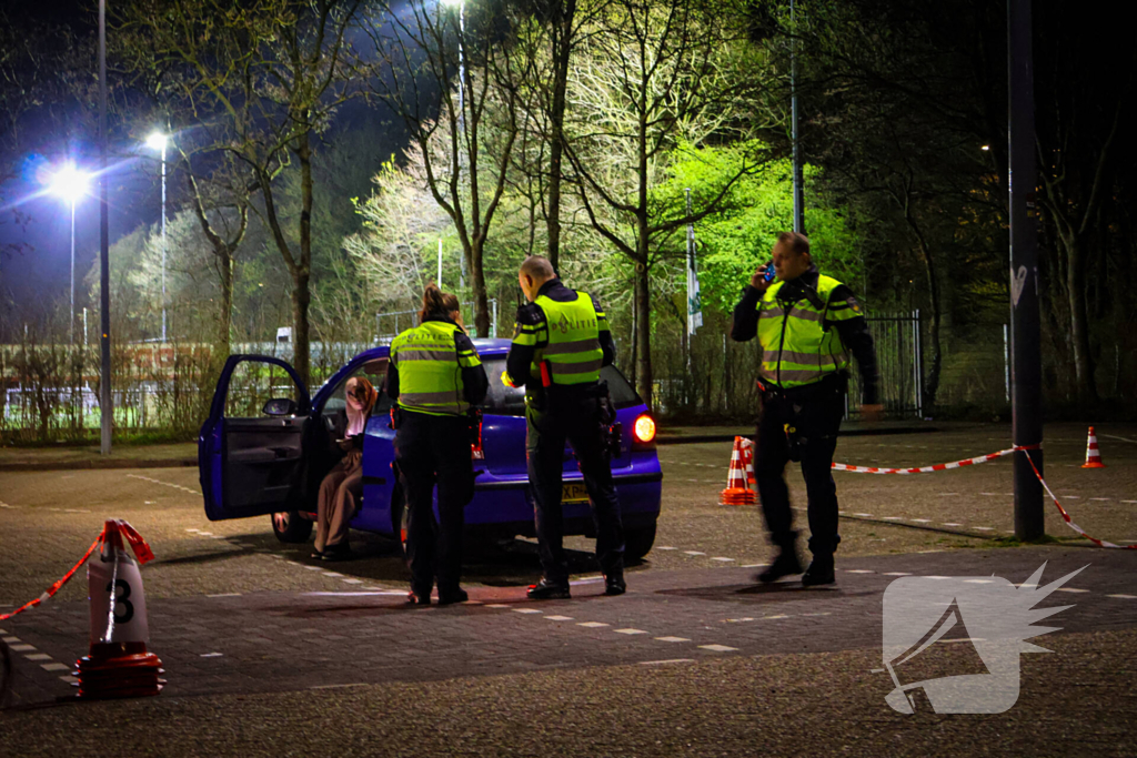 Grote verkeerscontrole op parkeerplaats, vele automobilisten gecontroleerd