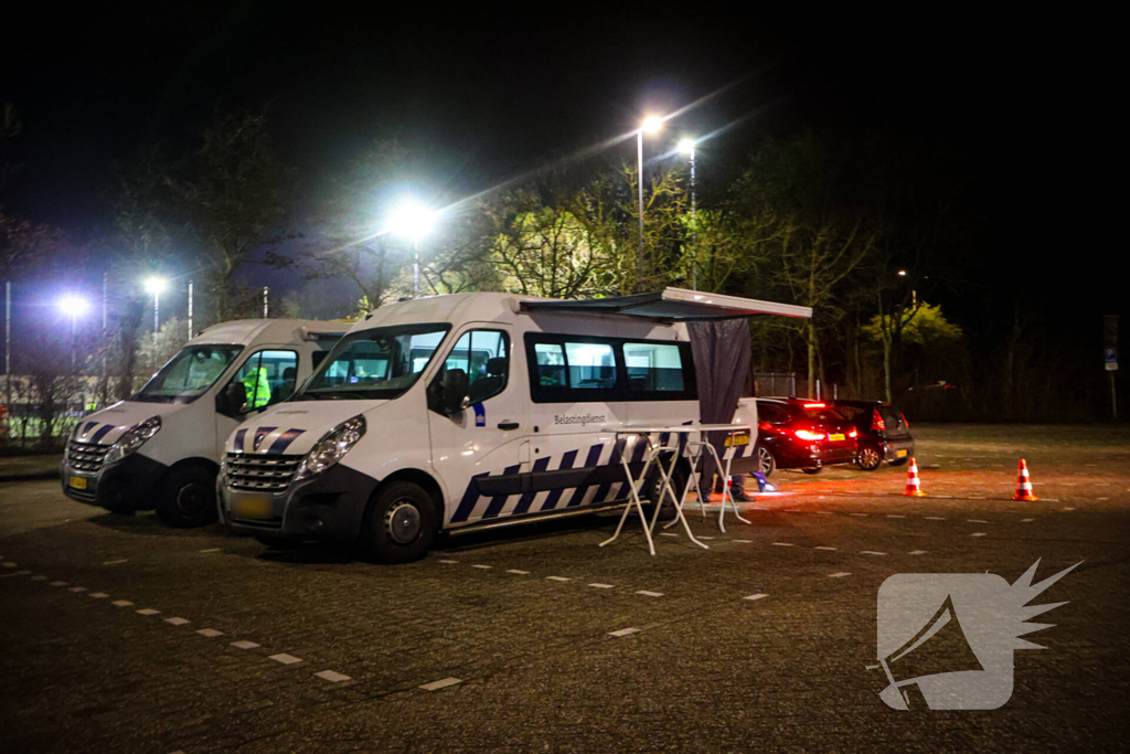 Grote verkeerscontrole op parkeerplaats, vele automobilisten gecontroleerd