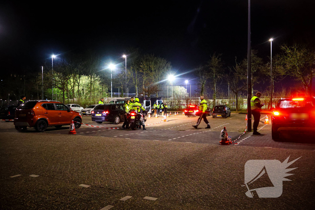 Grote verkeerscontrole op parkeerplaats, vele automobilisten gecontroleerd