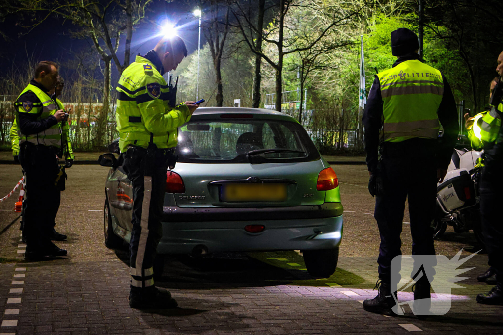 Grote verkeerscontrole op parkeerplaats, vele automobilisten gecontroleerd