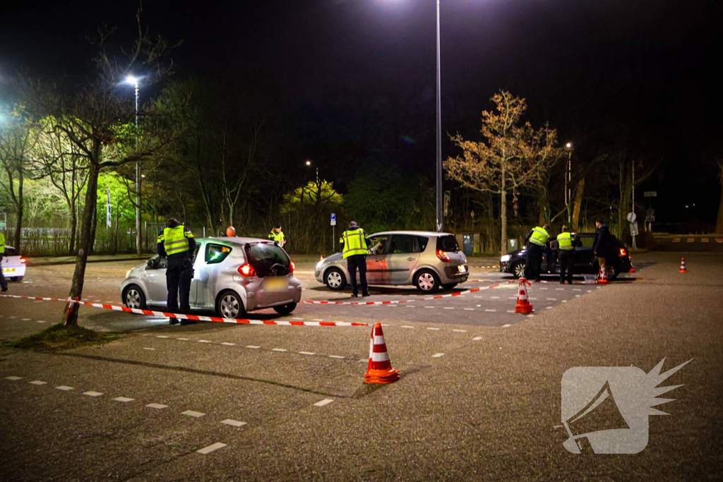 Grote verkeerscontrole op parkeerplaats, vele automobilisten gecontroleerd