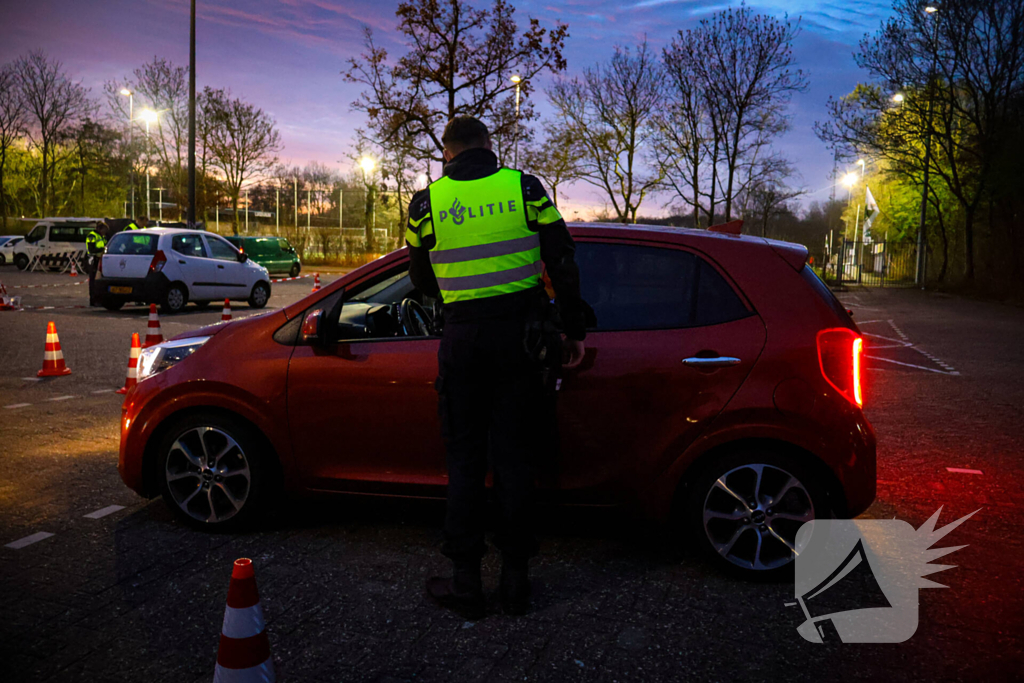 Grote verkeerscontrole op parkeerplaats, vele automobilisten gecontroleerd