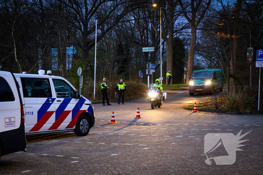 Grote verkeerscontrole op parkeerplaats, vele automobilisten gecontroleerd