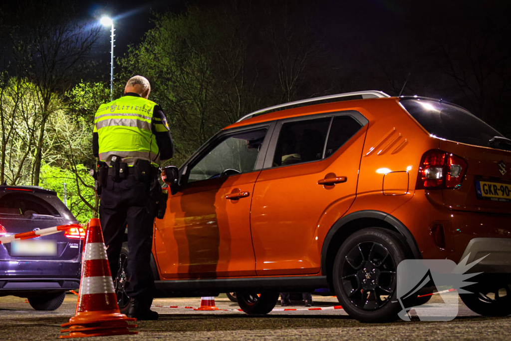 Grote verkeerscontrole op parkeerplaats, vele automobilisten gecontroleerd
